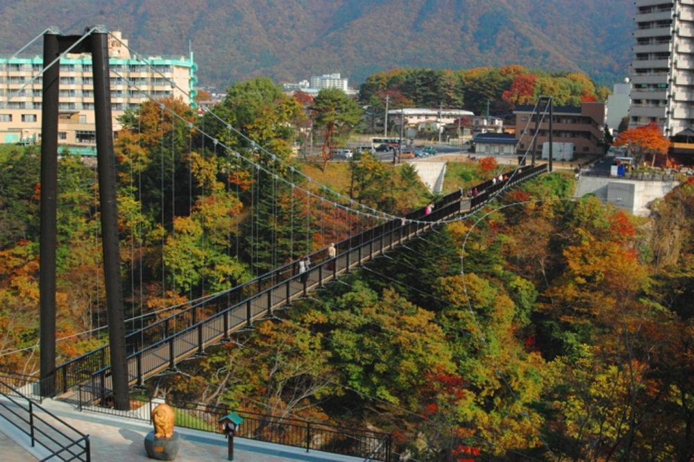 鬼怒川温泉街の南部と名勝「楯岩」を結ぶ全長約140mの歩道専用吊橋！