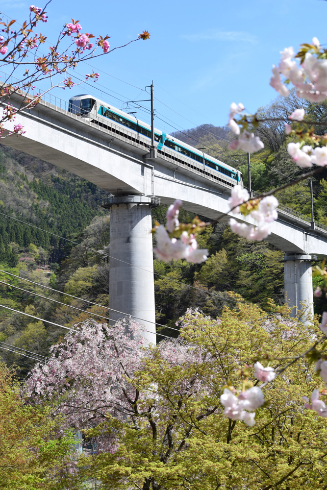 トンネル駅・湯西川温泉駅を発った次の瞬間雄大なパノラマに、思わず車内から歓声が上がる！